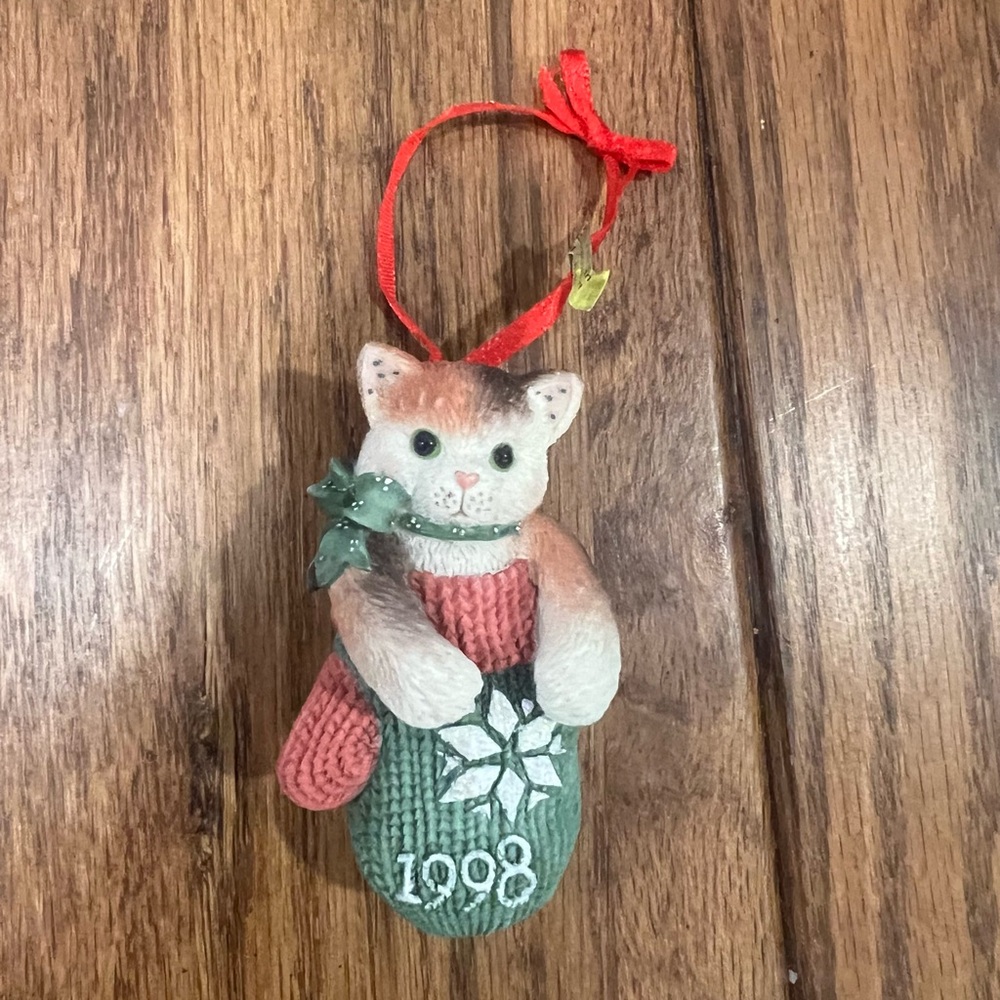 Vintage 1998 Priscilla Hillman Enesco Cat Christmas Ornament – “1998” Mitten